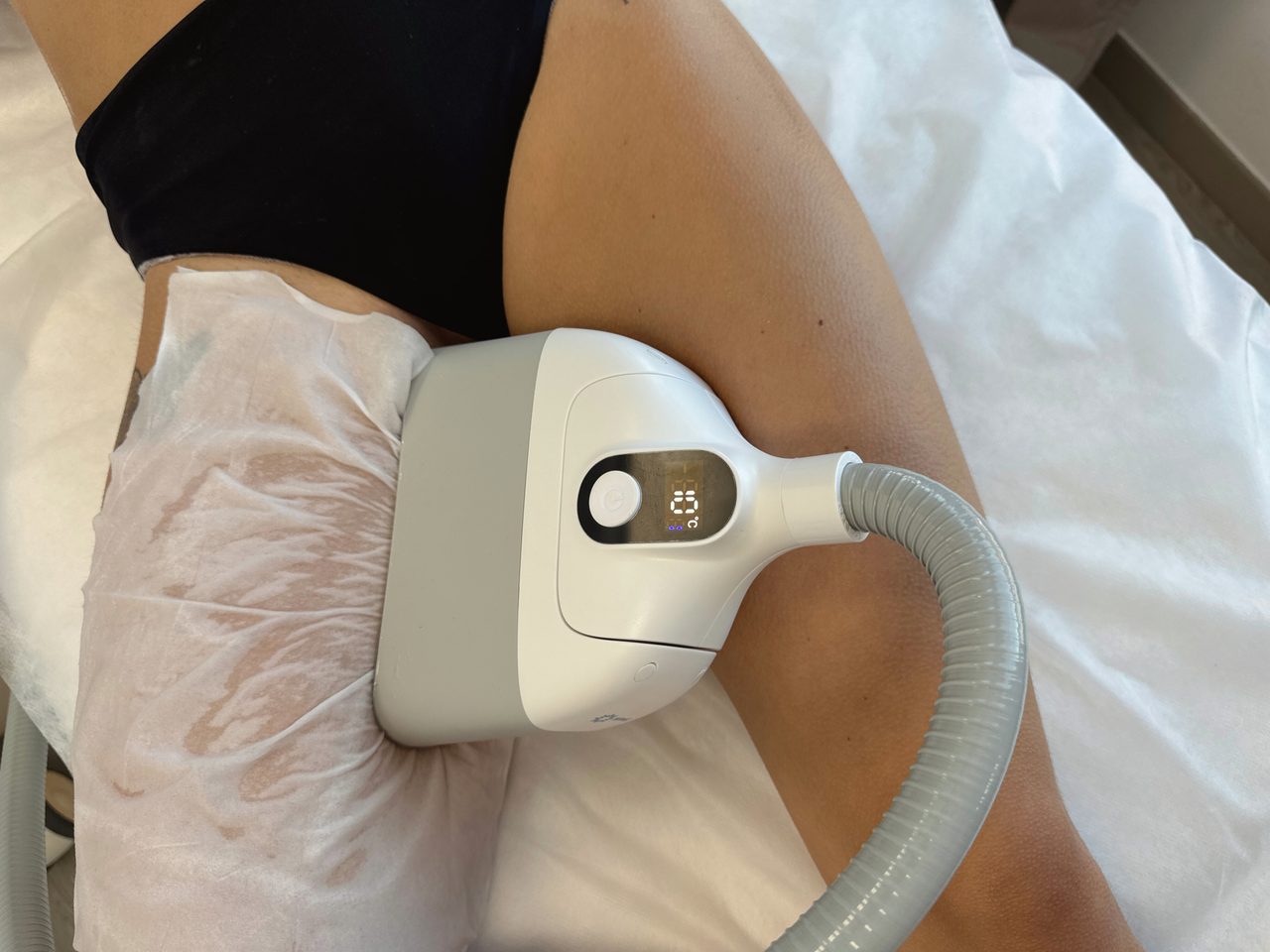 Soin cryolipolyse poignées d'amour — applicateur côté Activ Ice