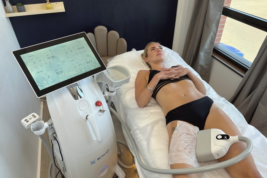 Vue complète cabinet cryolipolyse Activ Ice avec patiente allongée